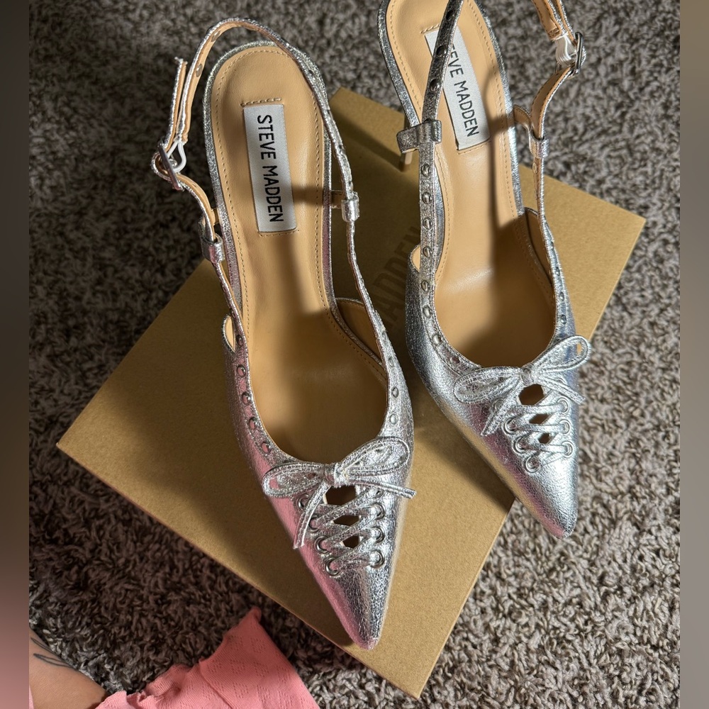 STEVE MADDEN 
SIZE 8